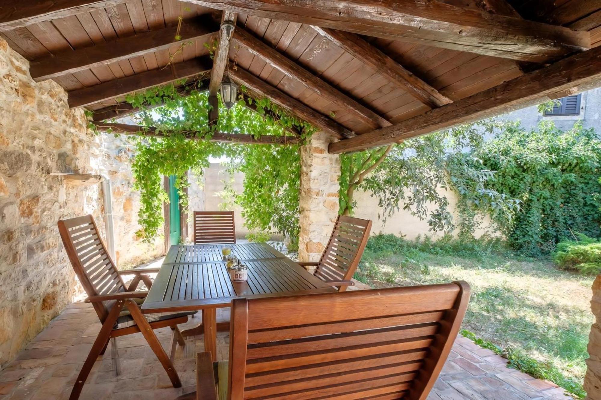 Ferienhaus Wunderschoene Steinvilla Mit Privatem Garten Pula